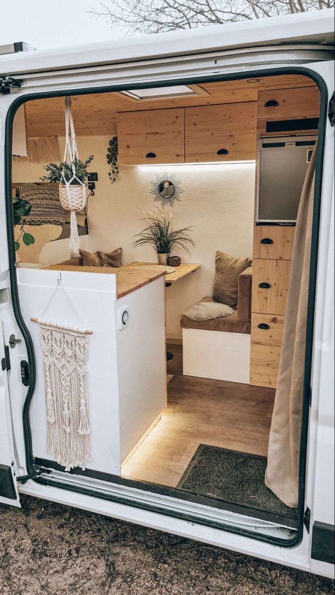 Inspiration : mobilier et rangements en bois dans un van