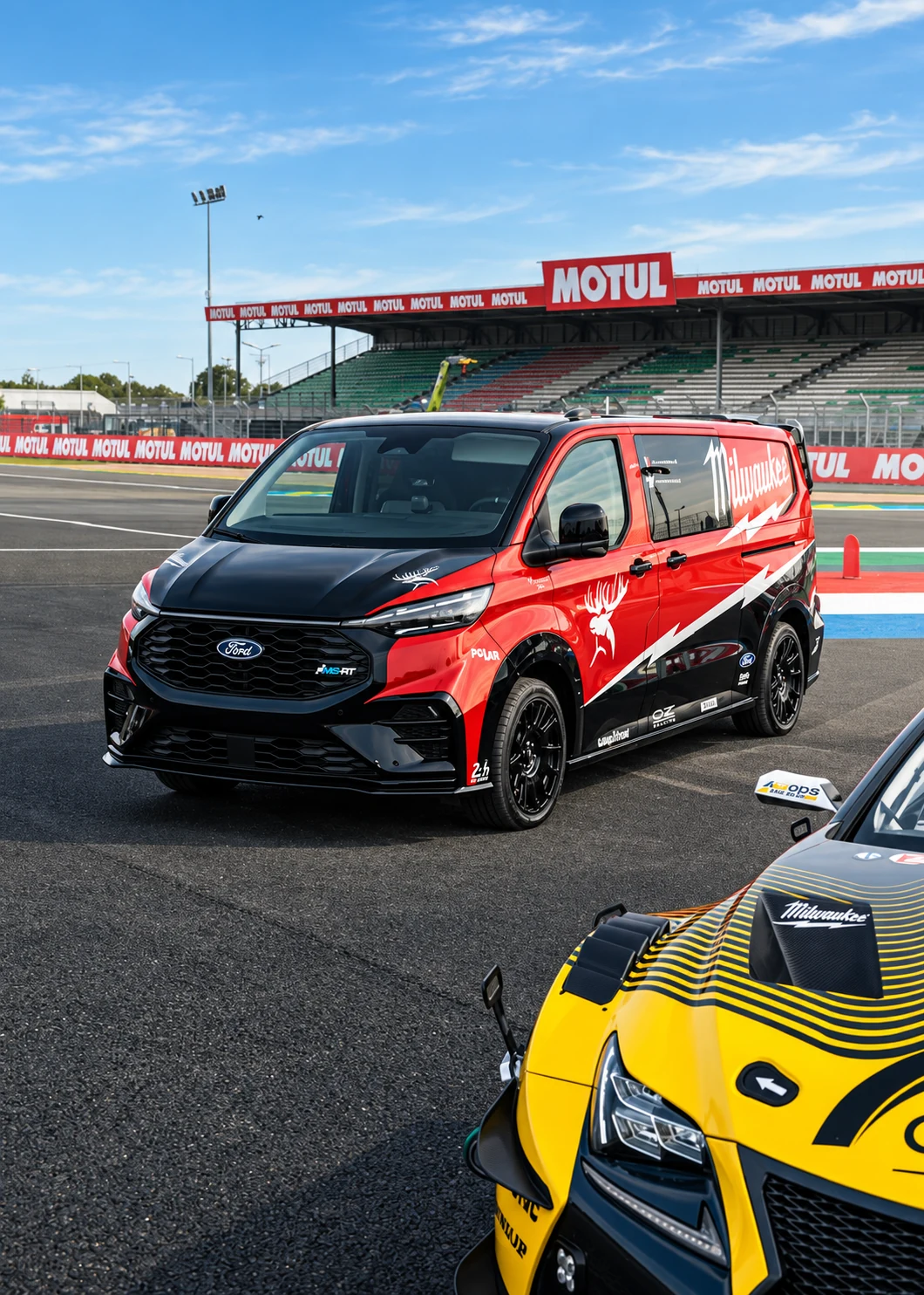 Le van FORVAN Milwaukee rouge et noir sur le circuit des 24 Heures du Mans